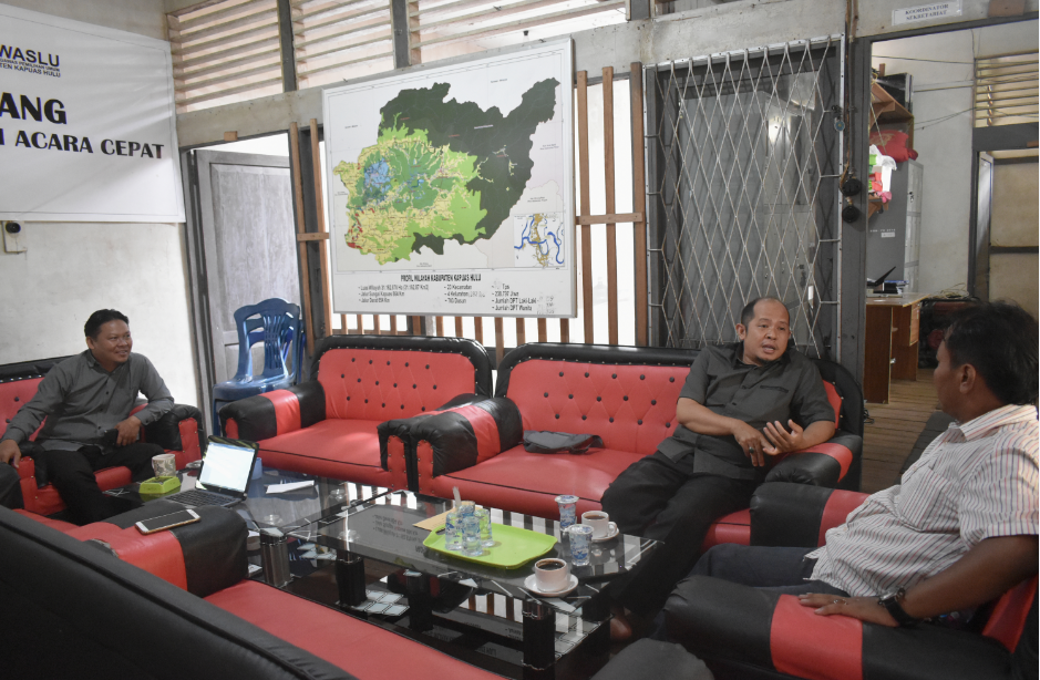 TNI Sambangi Kantor Bawaslu Kapuas Hulu