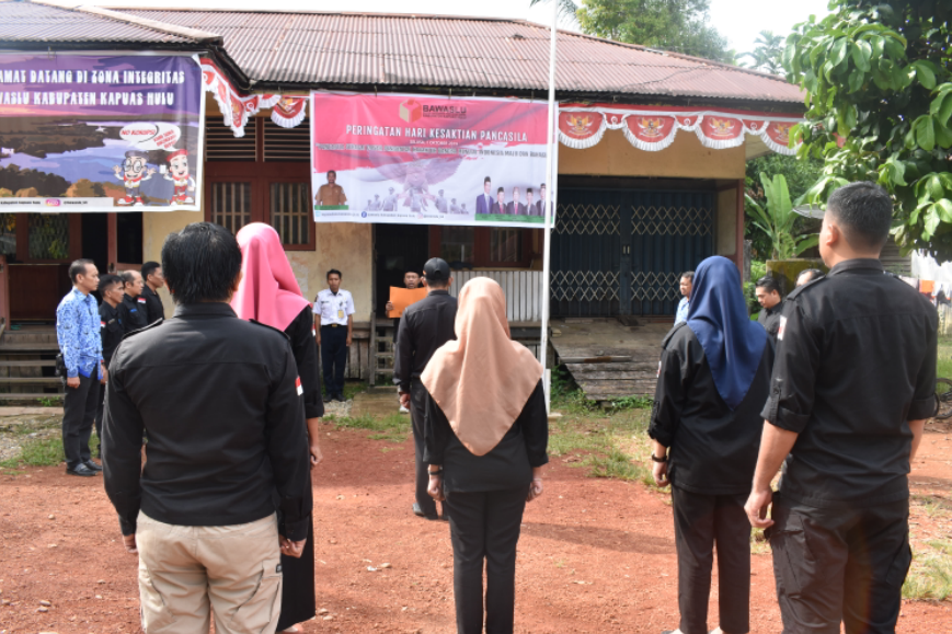 Mohamad Pimpin upacara Peringatan Hari Kesaktian Pancasila di Bawaslu Kabupaten Kapuas Hulu