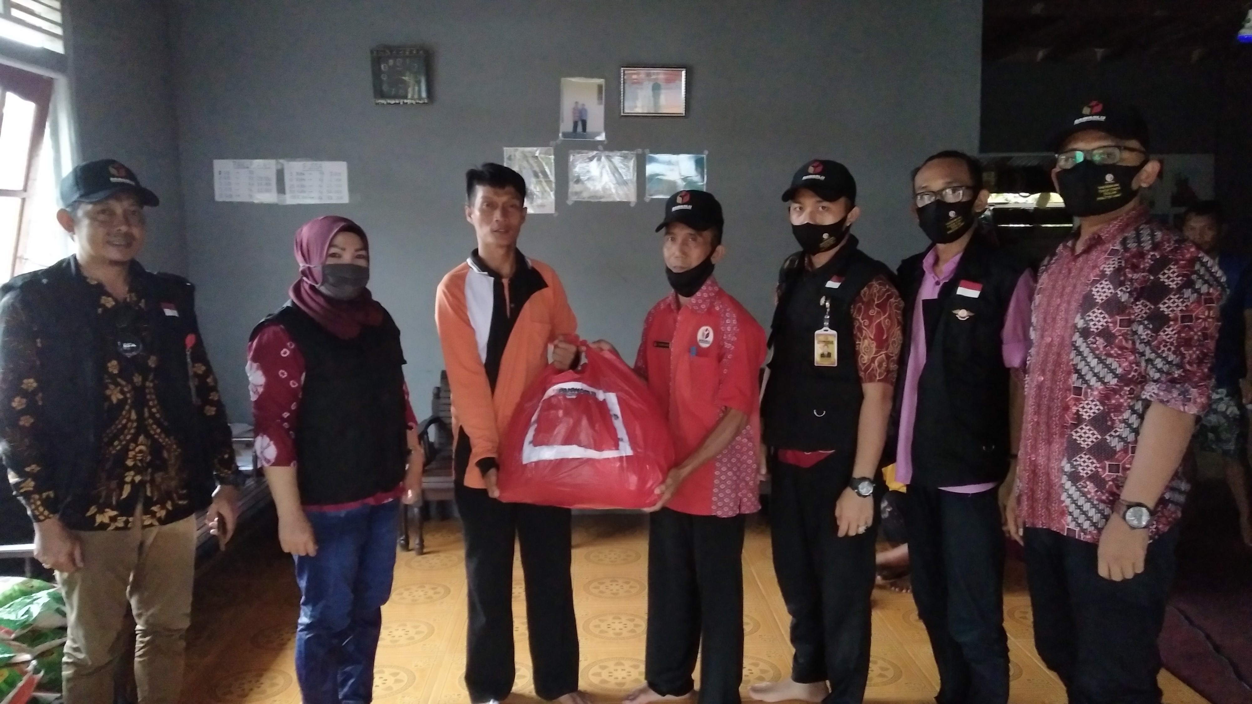 Bawaslu salurkan bantuan bersama Panwascam meski akses menuju desa sulit