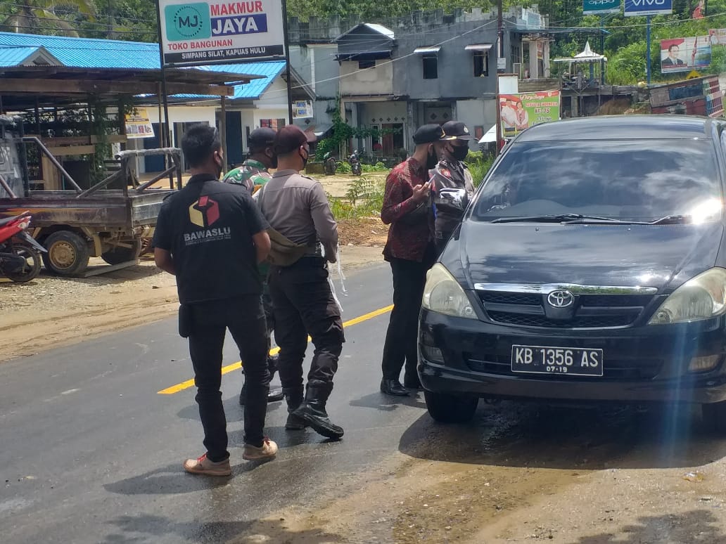 Muspika Dan Panwaslu Kecamatan Silat Hilir Bagikan Masker