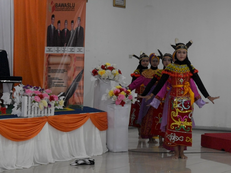 Melalui Pengawasan Partisipatif yang Mengedepankan Kearifan Lokal, Bawaslu Kabupaten Kapuas Hulu ajak Masyarakat Cegah Pelanggaran Pemilu.