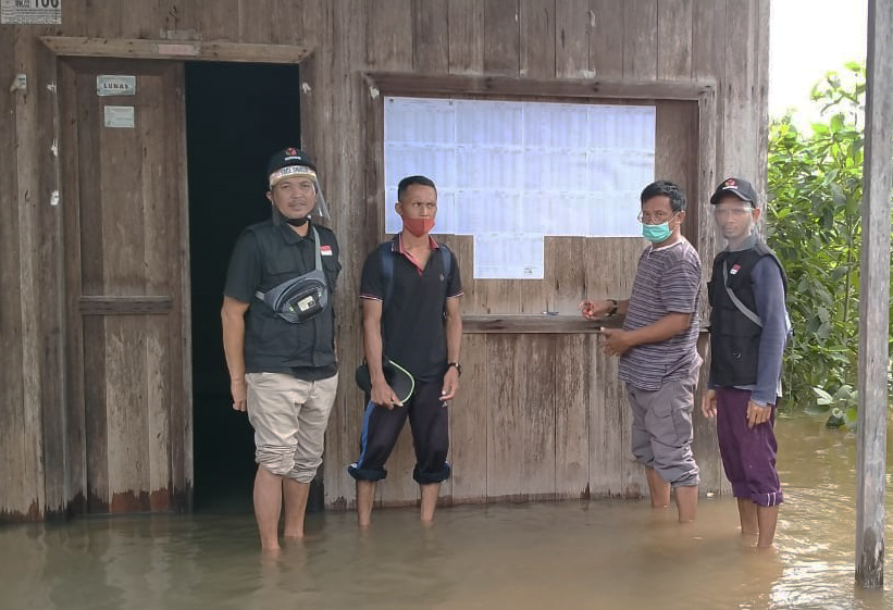 Kondisi Banjir, Panwaslu Desa Bunut Hilir tetap awasi Pengumuman DPS (Daftar Pemilihan Suara)