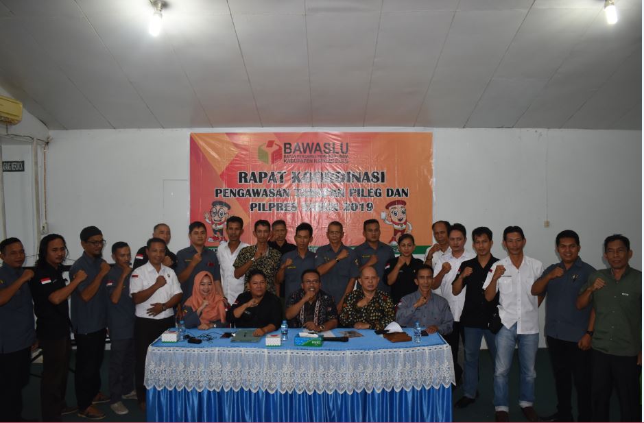 Dihadiri anggota Bawaslu Provinsi, Panwascam Kabupaten Kapuas Hulu terima pembekalan Siwaslu