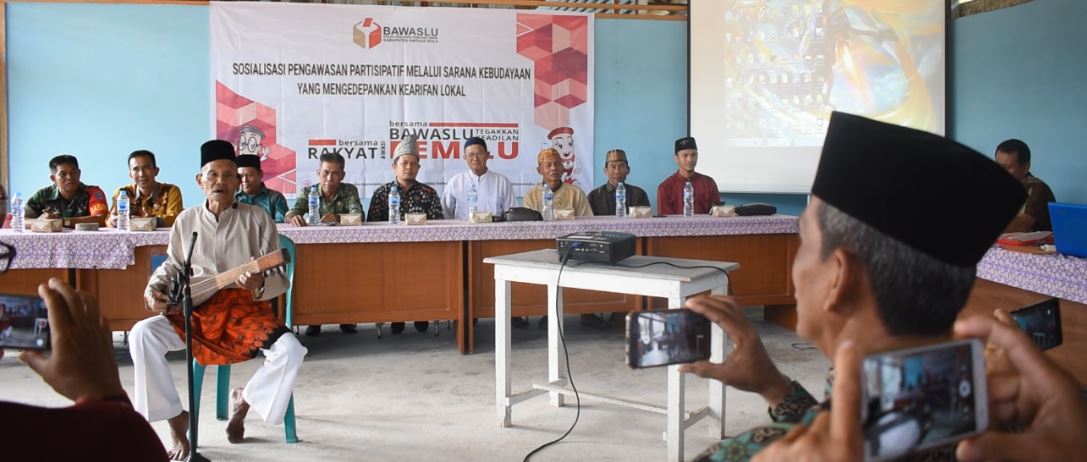 Melalui budaya lokal Bawaslu Kabupaten Kapuas Hulu ciptakan sosialisasi dengan cara yang menyenangkan