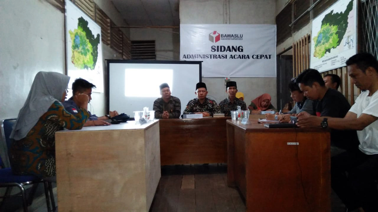 Bawaslu Kapuas Hulu Lakukan Sidang Administrasi Acara Cepat Terkait Pemilih yang Diwakilkan di Desa Semerantau Kecamatan Kalis