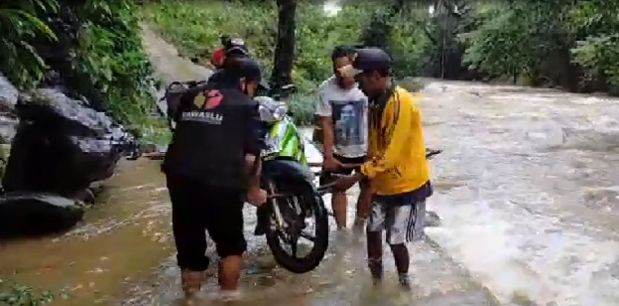 Pengawas Kecamatan Silat Hulu angkat motor bersama masyarakat