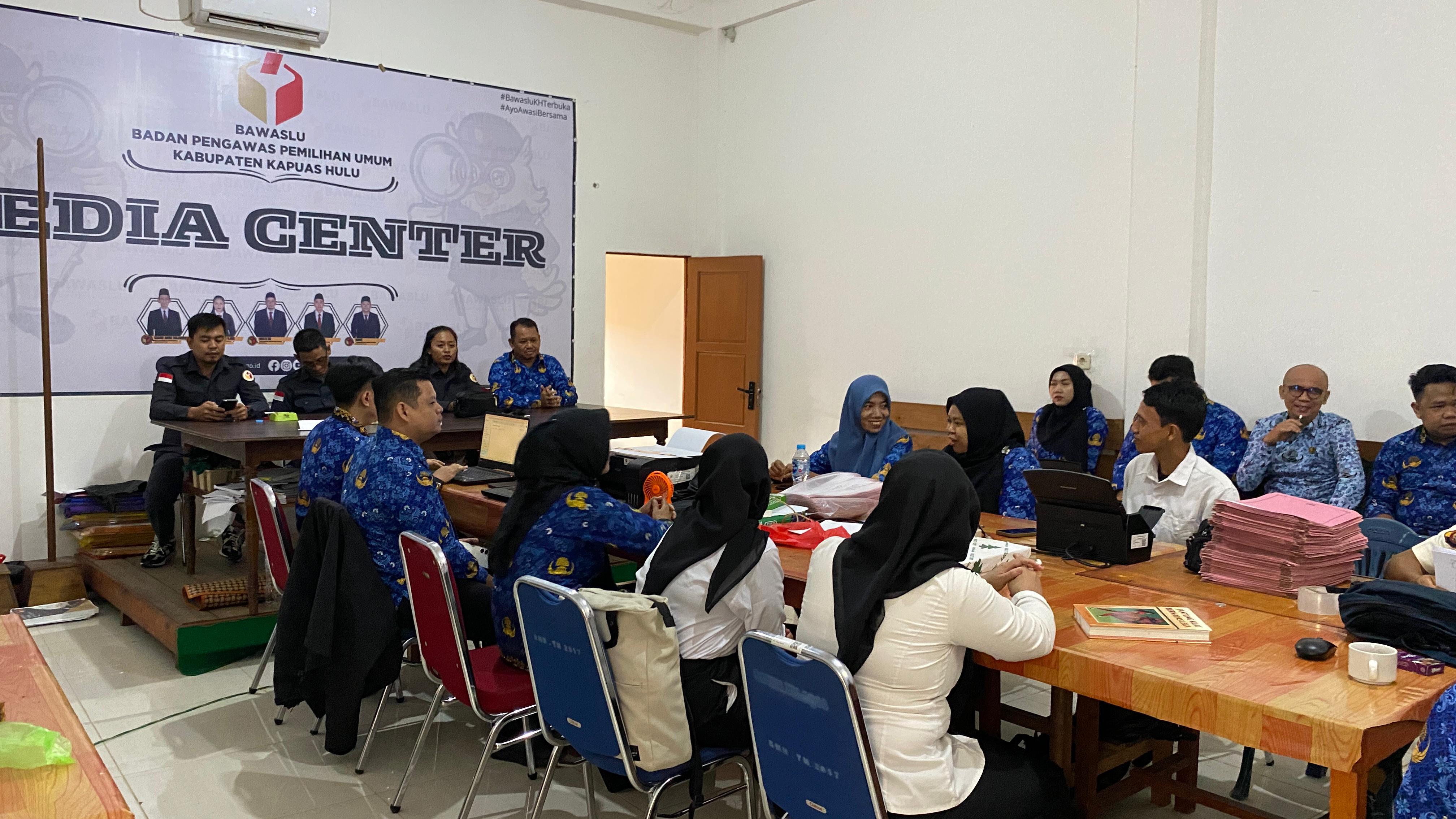 Suasana Ruang Rapat di Sekretariat Bawaslu Kabupaten Kapuas Hulu