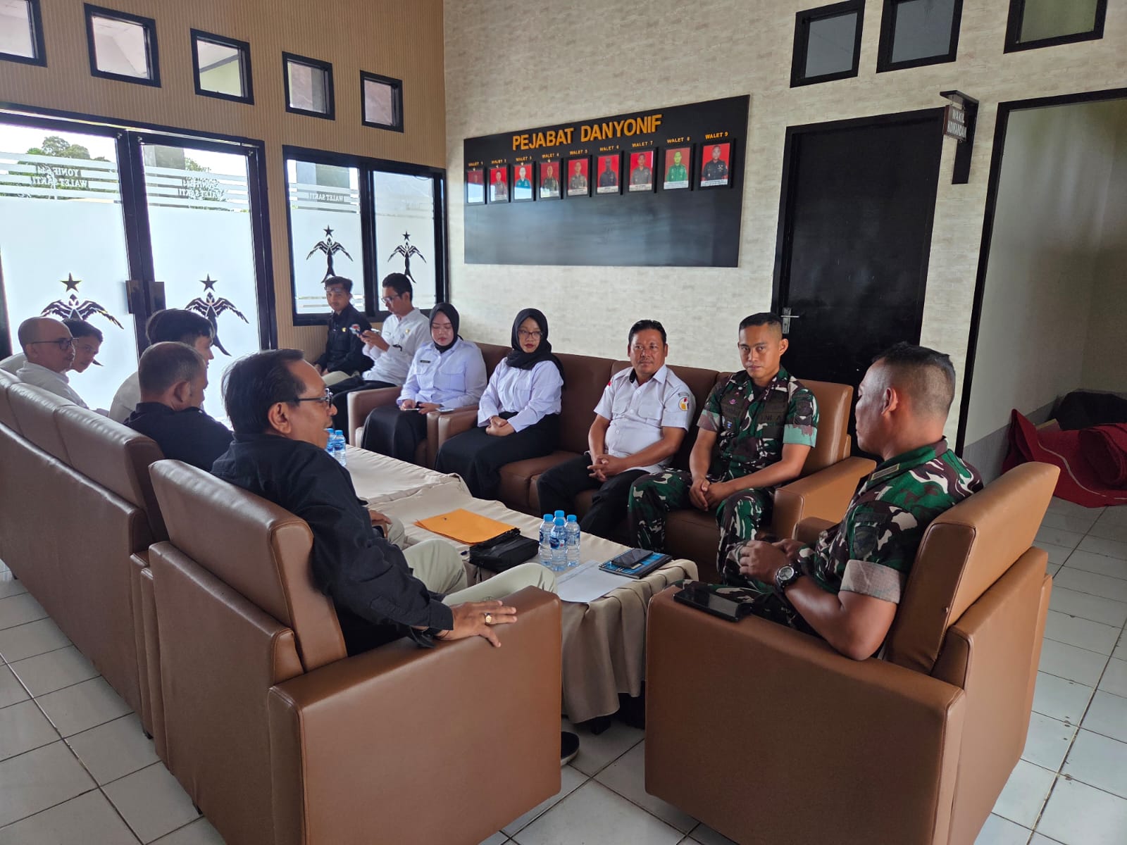 Haidir bersama jajaran sekretariat Bawaslu Kabupaten Kapuas Hulu