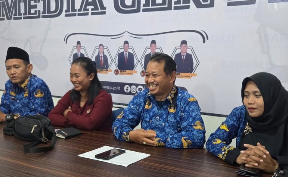 Pelaksana Harian Ketua Bawaslu Kapuas Hulu bersama Kepala Kepala Sekretariat