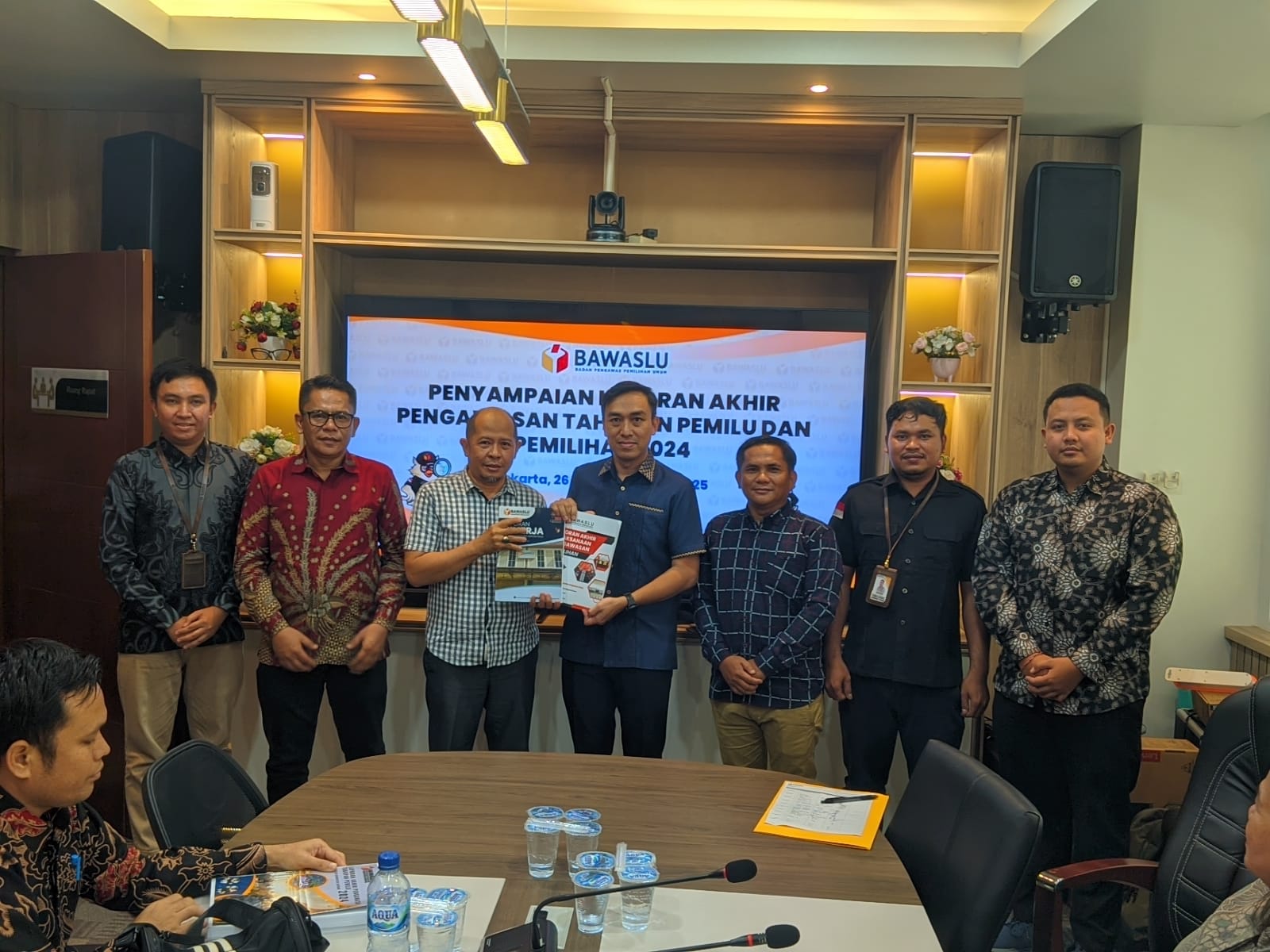 Ketua Bawaslu Kapuas Hulu menyerahkan Laporan Akhir Pengawasan Tahun 2024