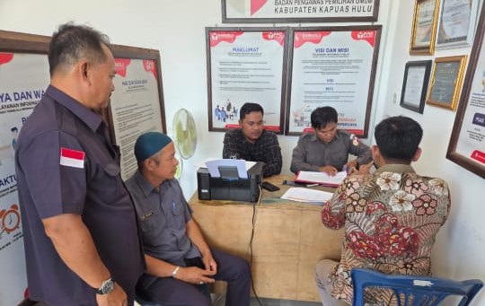 Ketua dan Kepala Sekretariat Bawaslu Kapuas Hulu, Musta'an, dan Zamiatul Subhi memantau langsung proses penerimaan berkas pendaftaran Satpam