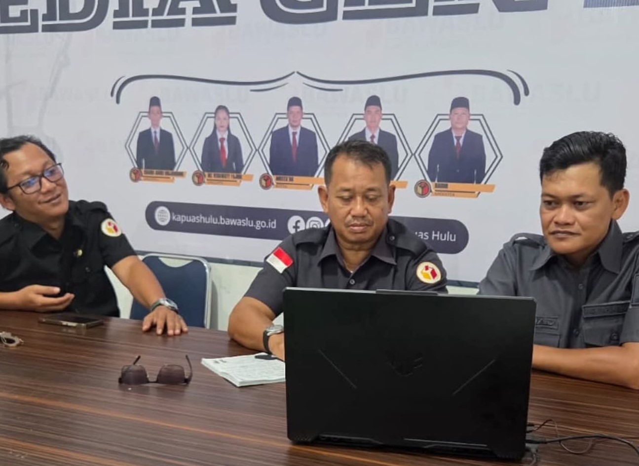 Kepala Sekretariat bersama staf