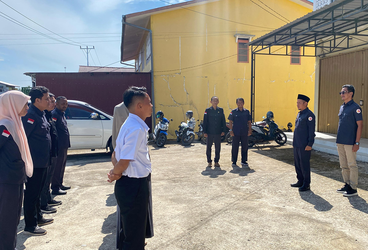 Ketua dan Anggota Bawaslu Kapuas Hulu, Musta'an dan Khairu Amru Mujahiddin, memimpin Apel pagi rutin yang dilaksanakan setiap hari Senin.