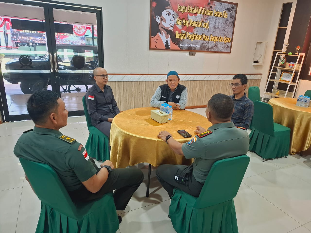 Ketua dan Anggota Bawaslu Kapuas Hulu, Musta'an dan Khairu Amru Mujahiddin, memimpin Apel pagi rutin yang dilaksanakan setiap hari Senin.