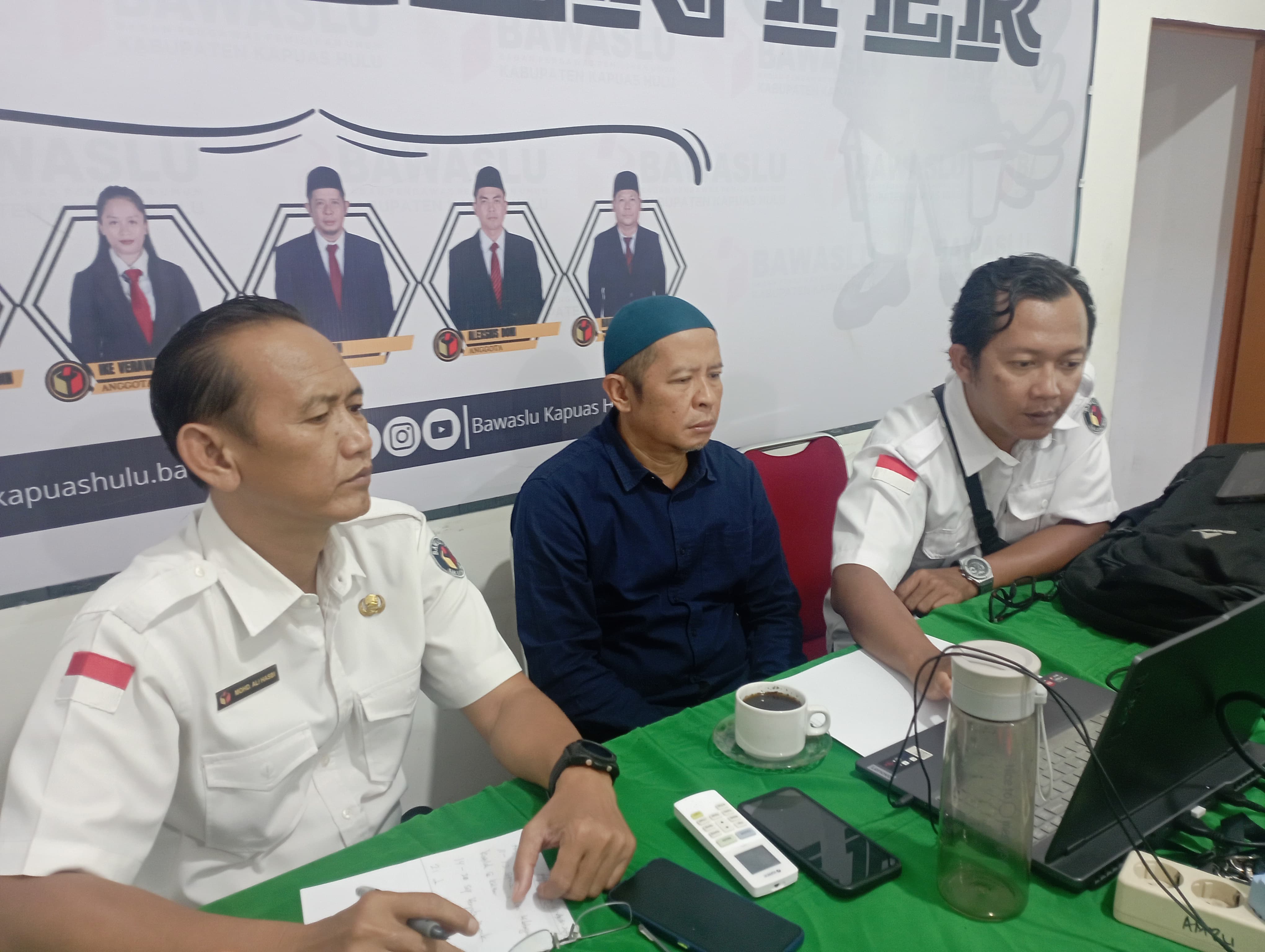 Ketua Bawaslu Kapuas Hulu, Musta'an, bersama Plt. Kepala Sekretariat, Mohd. Ali Hasbi tengah mengikuti jalannya Rapat Konsolidasi via Zoom Meeting.