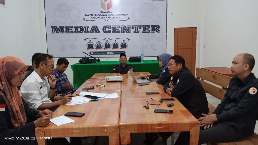 Rapat internal Bawaslu Kapuas Hulu
