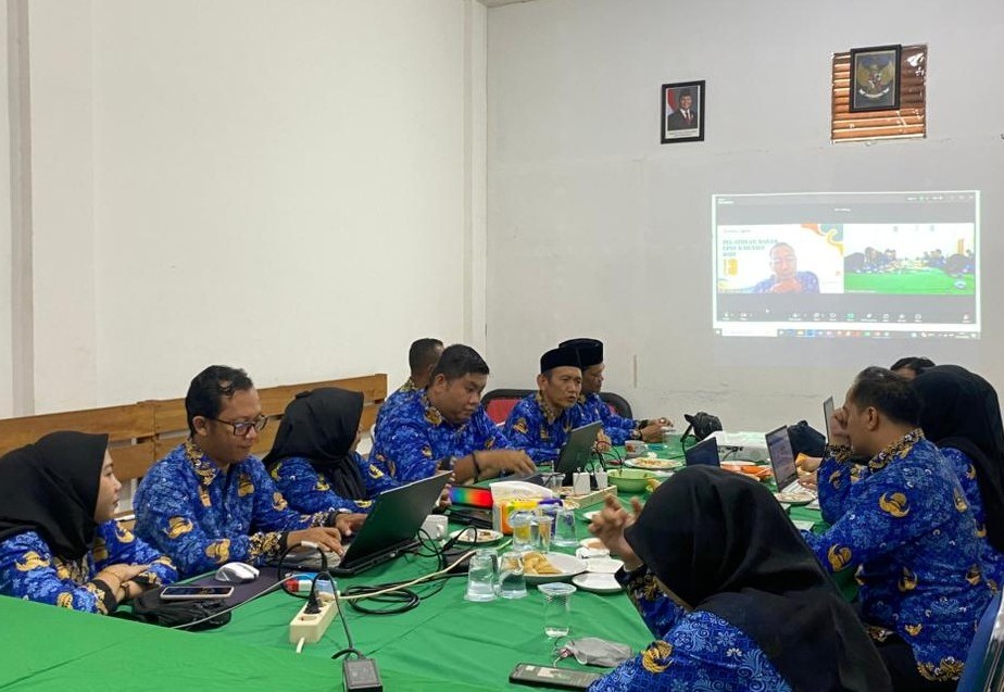 Plt. Kepala Sekretariat Bawaslu Kapuas Hulu, Mohd. Ali Hasbi, tengah memberikan sambutan