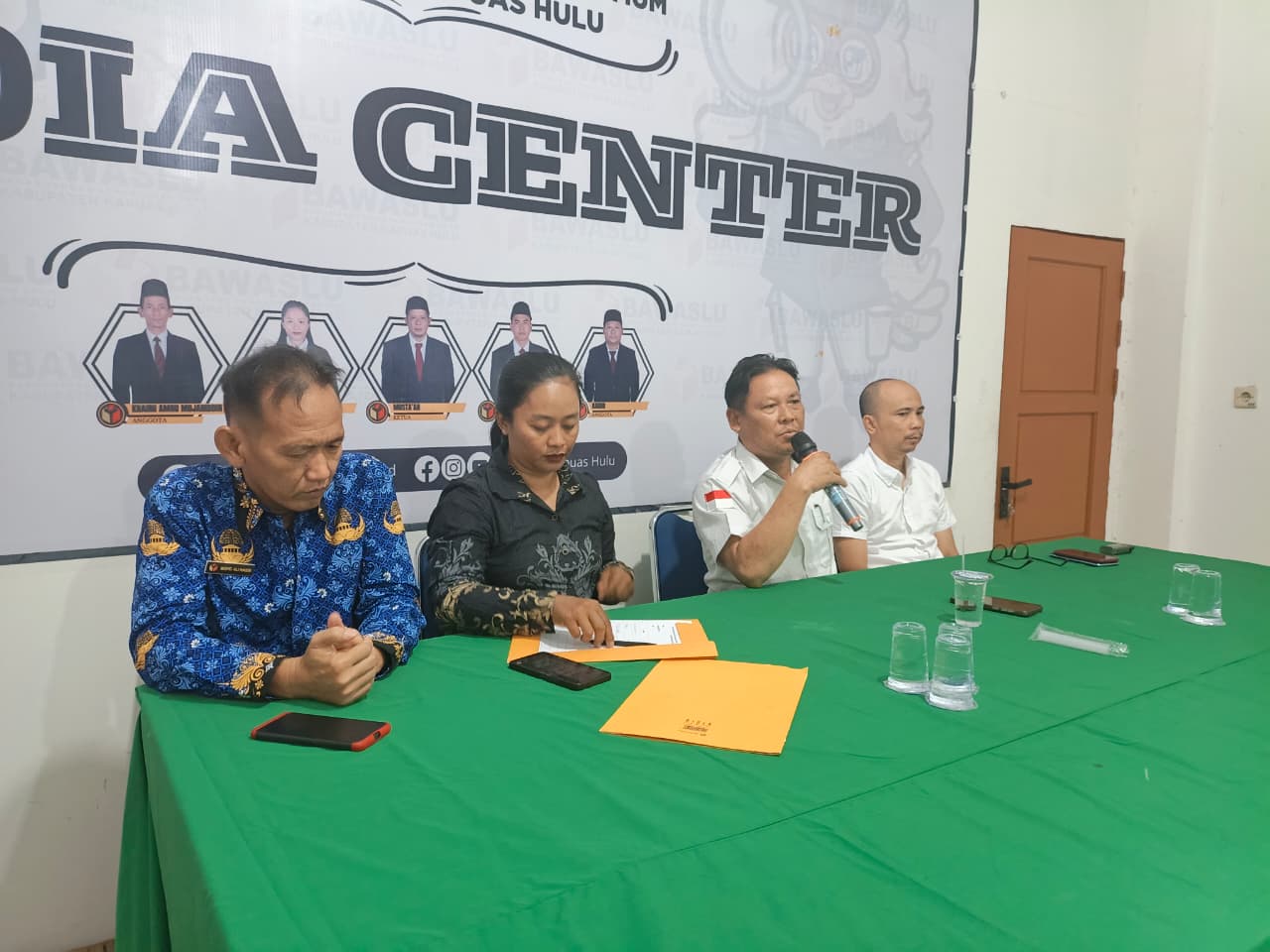 Anggota Bawaslu Kapuas Hulu, Haidir dan Ike Verawati Fajrin didampingi Plt. Kasek dan Kasubbag Pengawasan