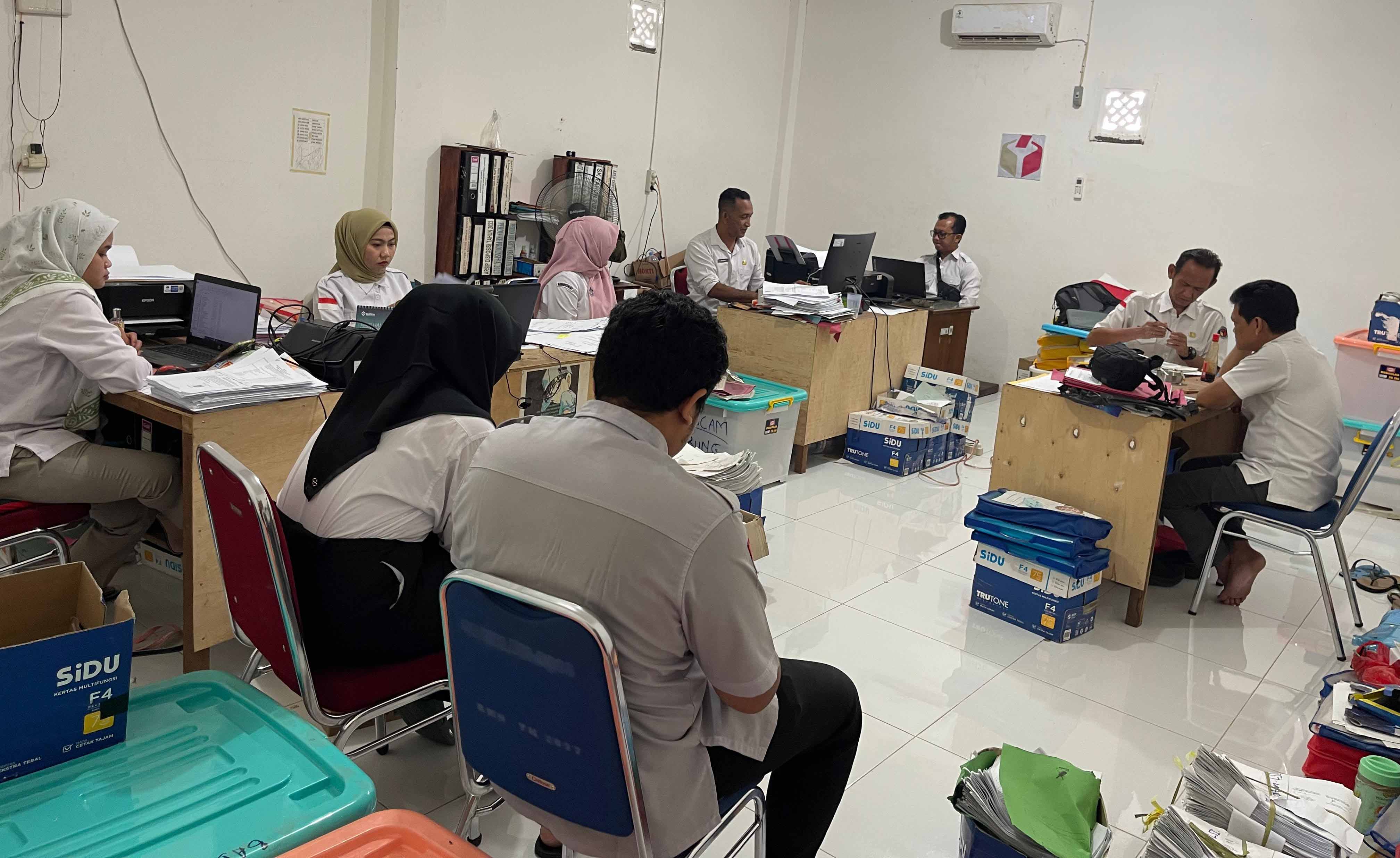 Plt Kepala Sekretariat, Mohd. Ali Hasbi pimpin rapat