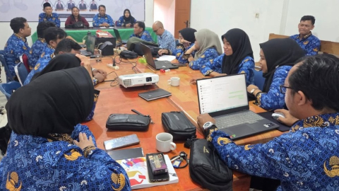 Rapat internal kesekratriatan Bawaslu Kapuas Hulu