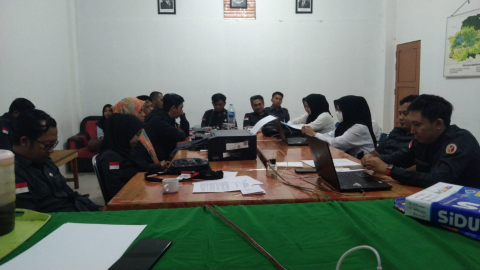 suasana rapat sekretariat bawaslu kapuas hulu