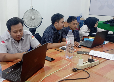 staf sekretariat bawaslu kapuas hulu mengikut jalannya rapat konsolidasi via zoom meeting