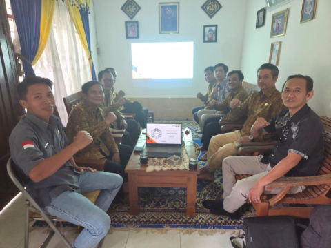 Plt. Kepala Sekretariat Bawaslu Kapuas Hulu bersama para staf PPPK T.A. 2025