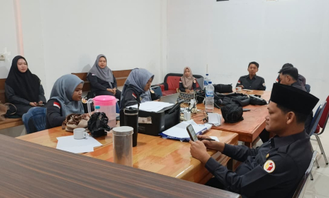 Rapat internal kesekratriatan Bawaslu Kapuas Hulu