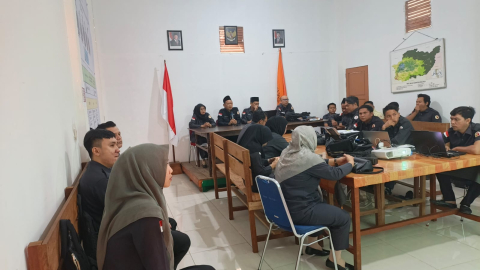 Rapat internal kesekratriatan Bawaslu Kapuas Hulu