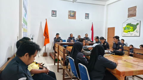 Rapat internal kesekratriatan Bawaslu Kapuas Hulu