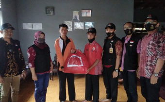 Bawaslu salurkan bantuan bersama Panwascam meski akses menuju desa sulit