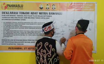 Temenggung dan Tokoh Adat Kapuas Hulu  Tandatangani Deklarasi Bersama Bawaslu