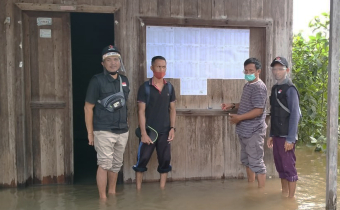 Kondisi Banjir, Panwaslu Desa Bunut Hilir tetap awasi Pengumuman DPS (Daftar Pemilihan Suara)