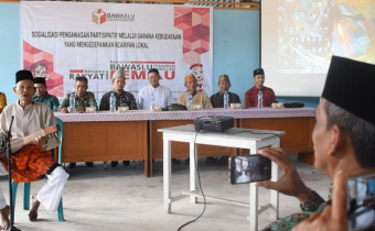 Melalui budaya lokal Bawaslu Kabupaten Kapuas Hulu ciptakan sosialisasi dengan cara yang menyenangkan