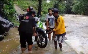 Pengawas Kecamatan Silat Hulu angkat motor bersama masyarakat