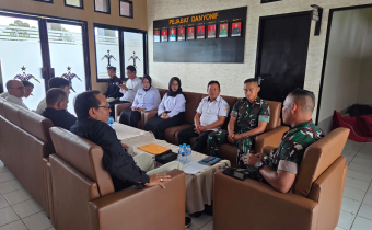 Haidir bersama jajaran sekretariat Bawaslu Kabupaten Kapuas Hulu