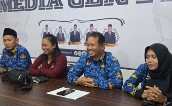 Pelaksana Harian Ketua Bawaslu Kapuas Hulu bersama Kepala Kepala Sekretariat