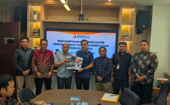 Ketua Bawaslu Kapuas Hulu menyerahkan Laporan Akhir Pengawasan Tahun 2024