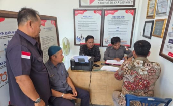 Ketua dan Kepala Sekretariat Bawaslu Kapuas Hulu, Musta'an, dan Zamiatul Subhi memantau langsung proses penerimaan berkas pendaftaran Satpam