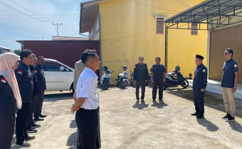 Ketua dan Anggota Bawaslu Kapuas Hulu, Musta'an dan Khairu Amru Mujahiddin, memimpin Apel pagi rutin yang dilaksanakan setiap hari Senin.