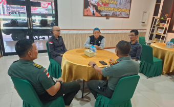 Ketua dan Anggota Bawaslu Kapuas Hulu, Musta'an dan Khairu Amru Mujahiddin, memimpin Apel pagi rutin yang dilaksanakan setiap hari Senin.