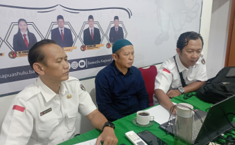 Ketua Bawaslu Kapuas Hulu, Musta'an, bersama Plt. Kepala Sekretariat, Mohd. Ali Hasbi tengah mengikuti jalannya Rapat Konsolidasi via Zoom Meeting.